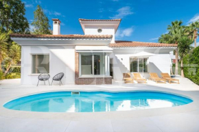 Exclusive poolside villa with cine & BBQ by REMS
